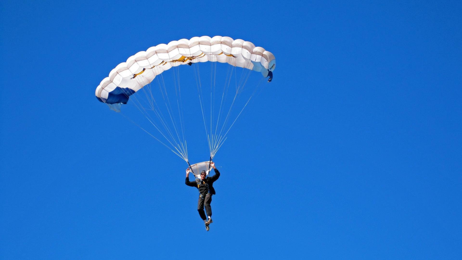 “阻击”战术揭秘:车队如何应对对手的强攻,阻击式防御战略要求当对手的进攻