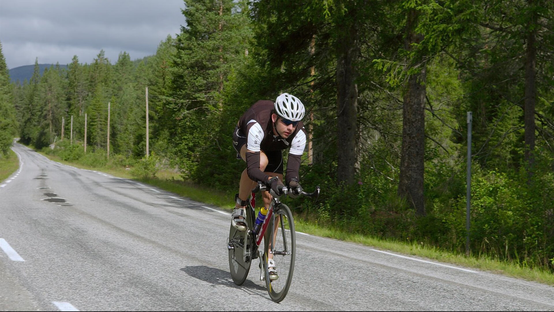 以“体育+文化+旅游”为核心的新型体育产业链日益成熟，体育旅游带动的行业