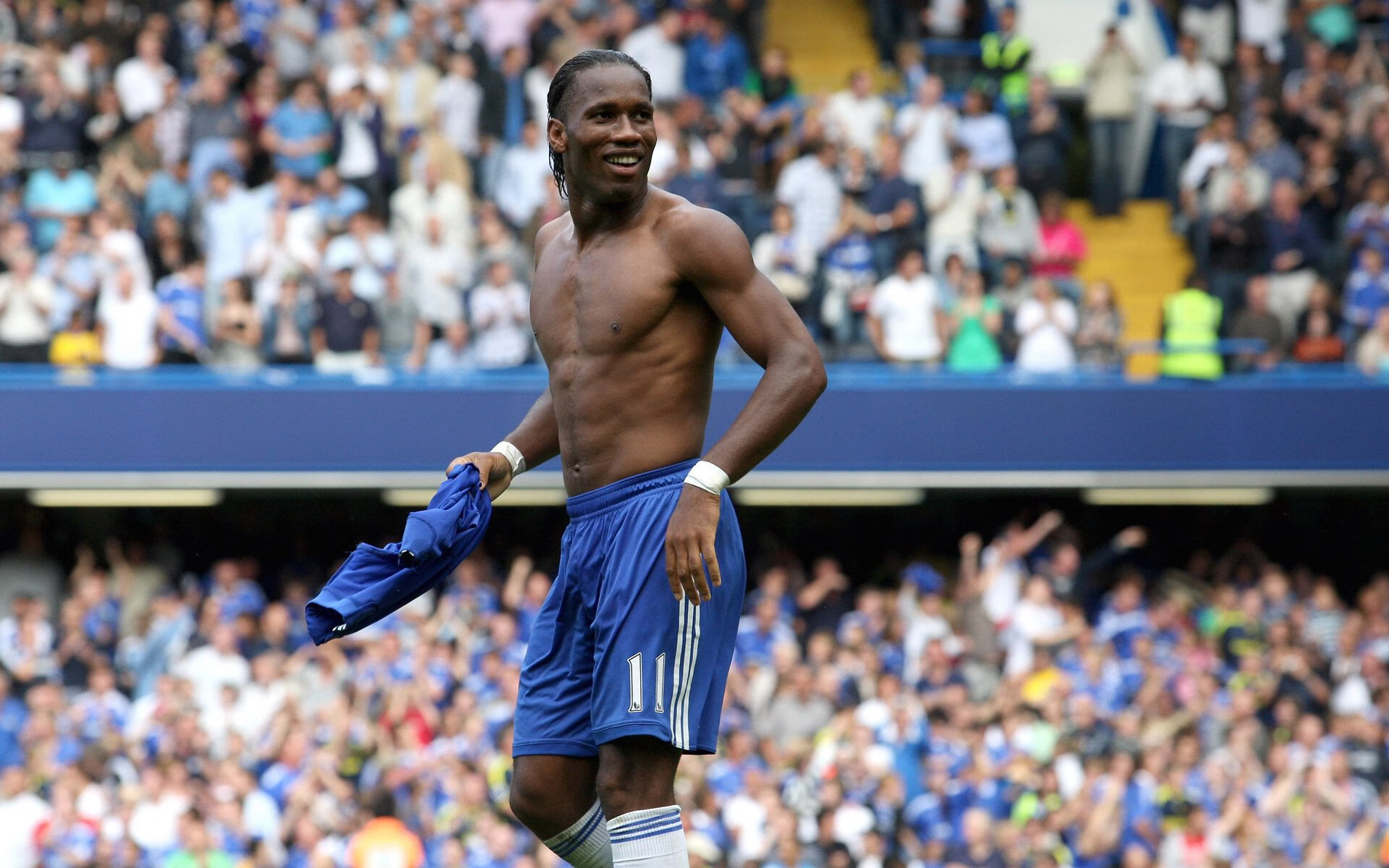 伊朗门将扑球滑进雪堆消失3秒，观众惊呼“魔术门将”，伊朗队守门员